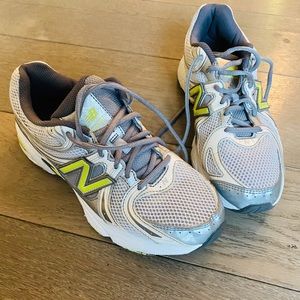 Rare Trendy New Balance 470 Women. Size 9